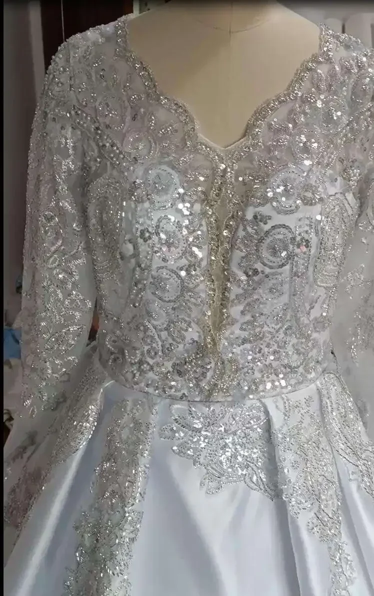 Abito da sposa personalizzato con scollo a V e applicazioni di perline, corsetto sul retro, maniche lunghe, abiti da sposa, abito da ballo, abito da sposa gonfio in raso