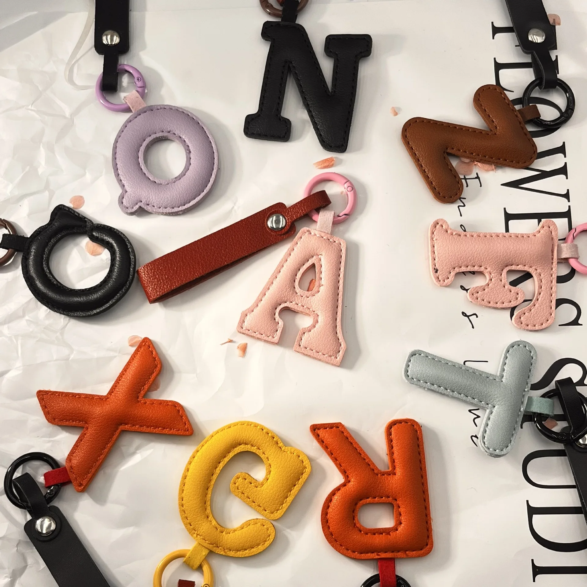 Niedlicher Personalisierter 26 A-Z Buchstaben DIY PU-Accessoire Mode-Schlüsselanhänger Verpackung Hängende Dekoration Schlüsselring Großhandel Anhänger Geschenk – Detail 3