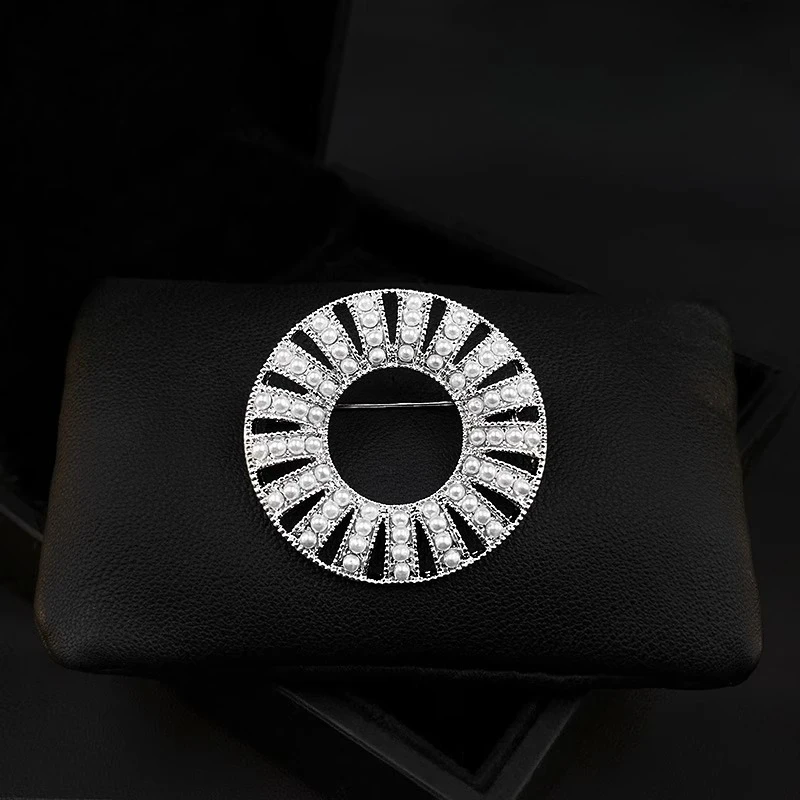 

Simple Fashion Round Brooch Cute Japanese Style Stylish Suit Accessory Pin Fixing Decoration for Cardigan Corsage Jewelry 3276