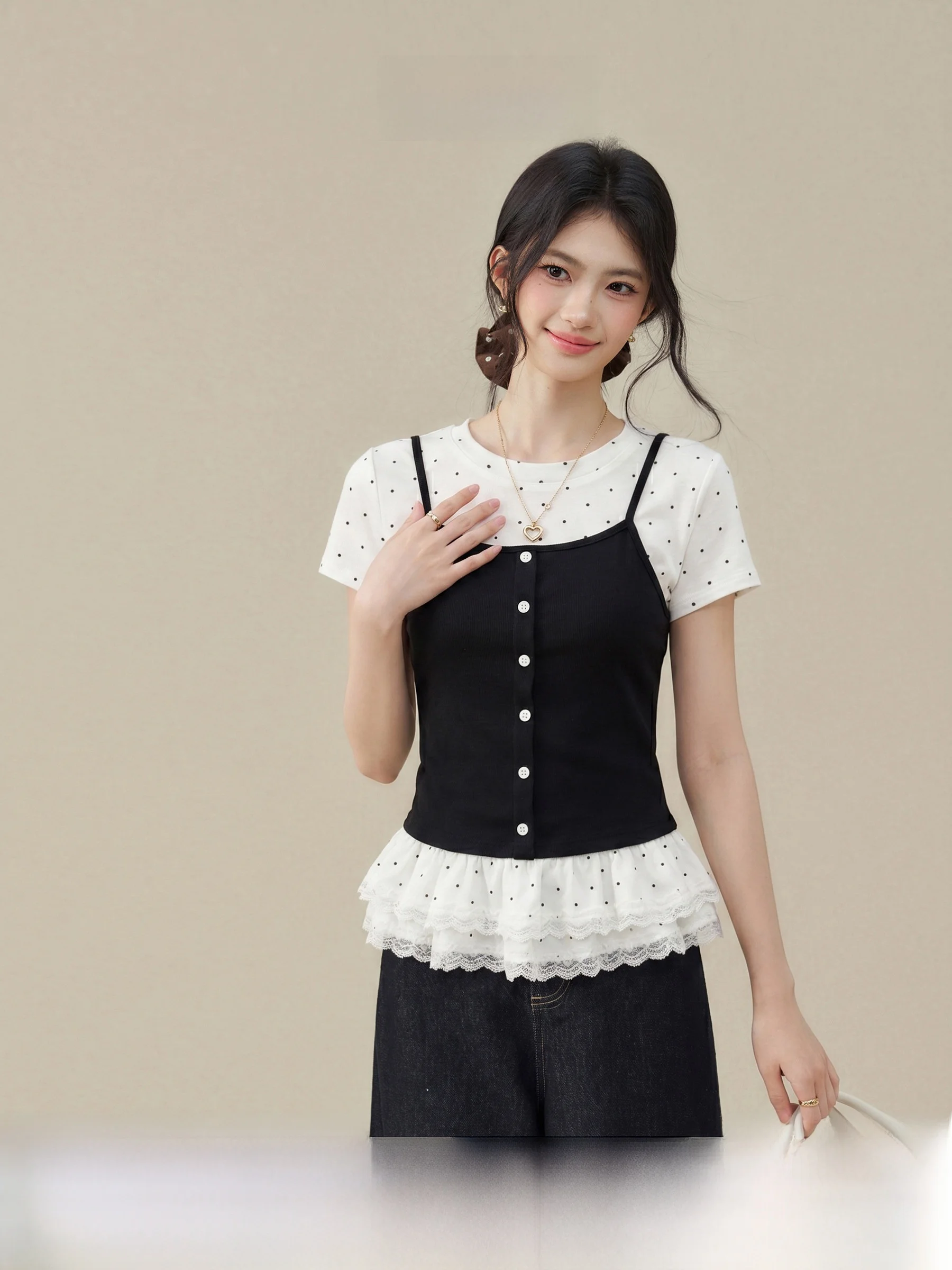 

Черная женская футболка в горошек с коротким рукавом, летний повседневный стиль, имитация двухслойного топа на бретельках, дизайн с высокой талией, дышащая, приятная к телу.