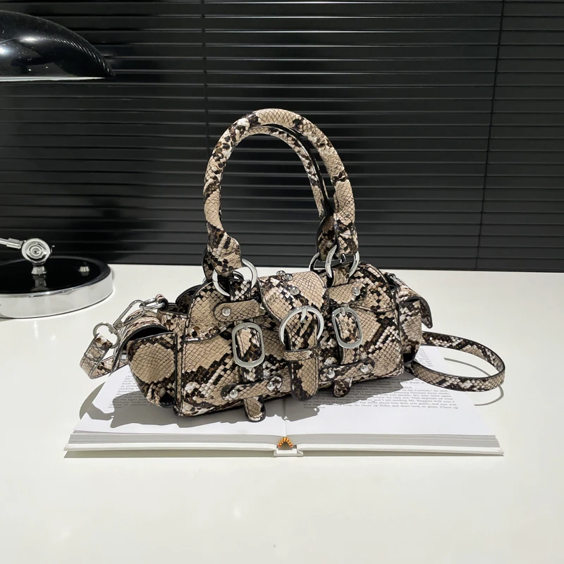 2025 nueva gran oferta bolsos de hombro de PU con diseño de serpiente cerrojo y cremallera diseño elegante Punk Hot Girl Style bolsos para mujer a la moda