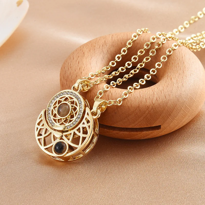 

Women's collarbone necklace, fashionable clothing suitable for both men and women, sun and moon projection couple necklace