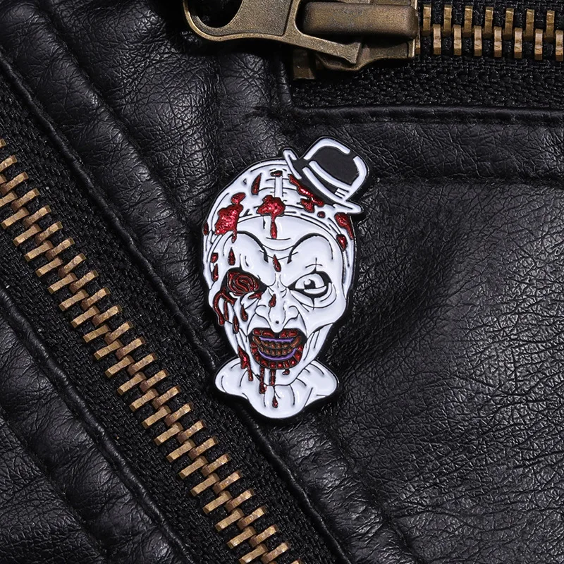 فيلم الرعب شخصية المينا دبوس القاتل الدموي مهرج بروش التلبيب على ظهره شارة هالوين مجوهرات الديكور هدايا للأصدقاء #5