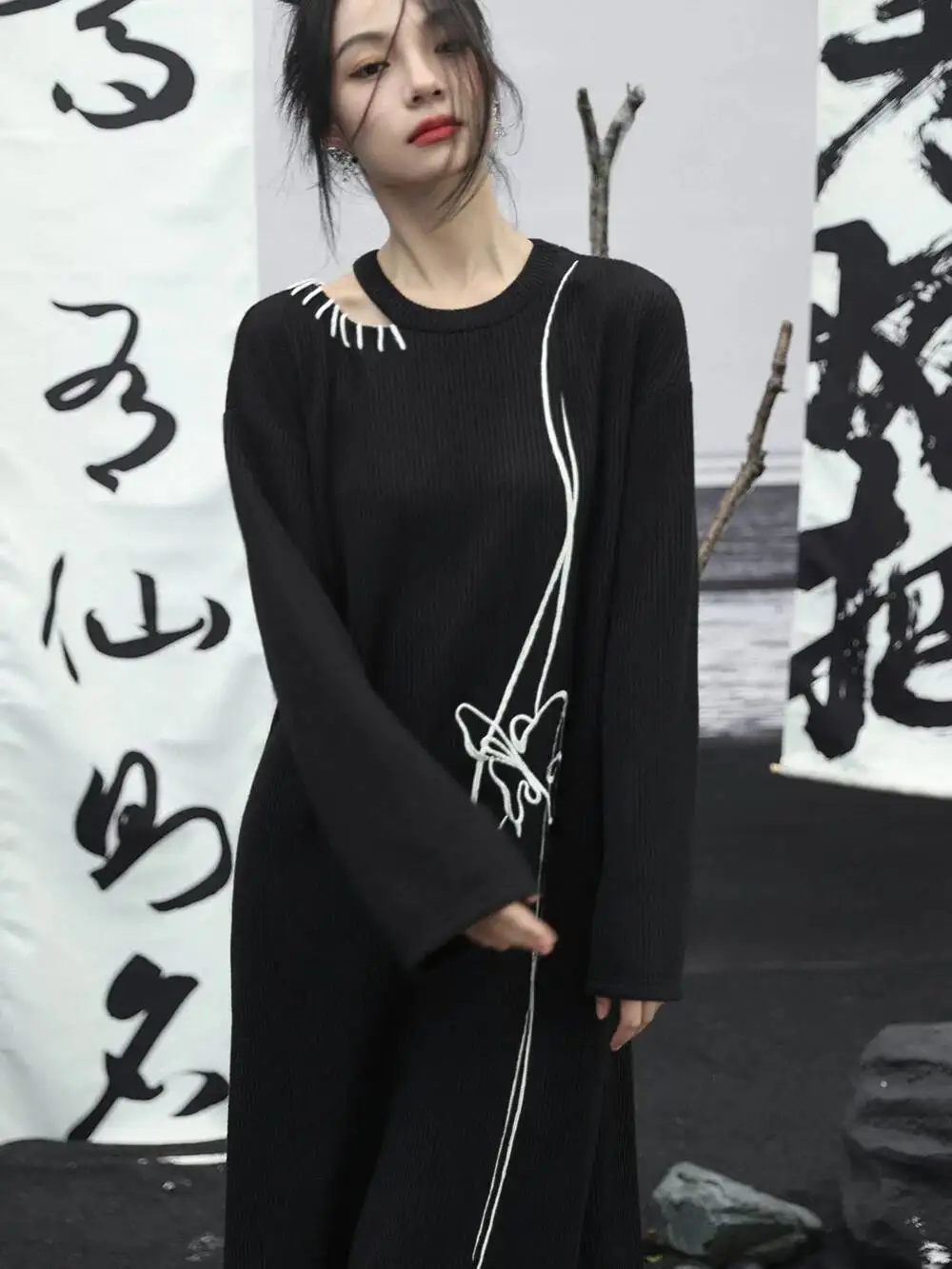 UMI MAO Ciemna Czarna Sukienka Jesień 2023 Nowy Niszowy Design Sweter Dzianinowy z Kontrastowymi Wstawkami Luźna Sukienka Haftowana Dla Kobiet