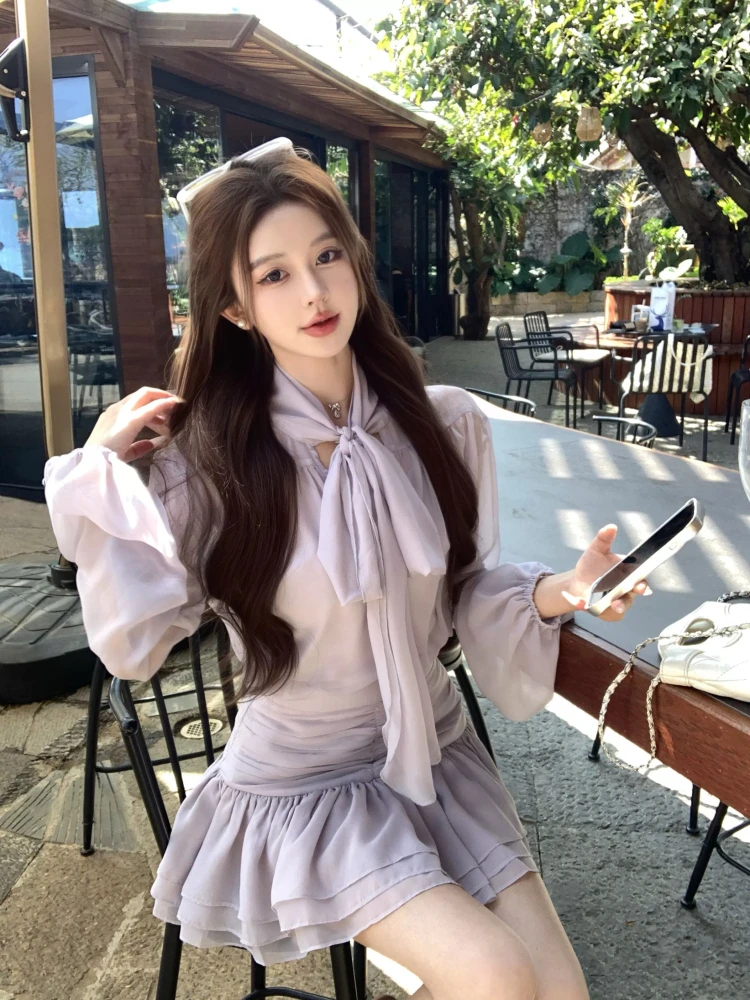 

Комплект из двух предметов: топ с длинным рукавом и юбка А-силуэта для женщин. Красивый летний модный наряд.