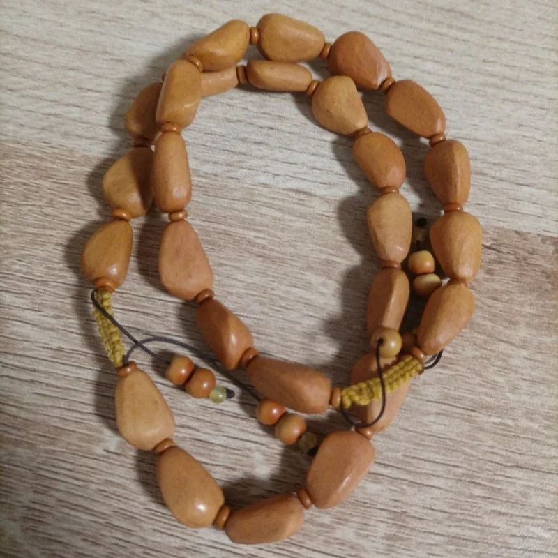 

Браслет ручной работы из сосновых орехов, с одной бусиной 1,5-1,6 см, 12-14 бусин, случайный стиль.