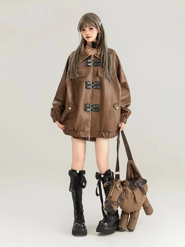 Mauroicardi ฤดูใบไม้ผลิ Cool Distressed ล้างสีน้ําตาลเสื้อหนัง Faux ผู้หญิงหลวมรันเวย์แฟชั่น 2025 สไตล์ญี่ปุ่น Retro เสื้อผ้า