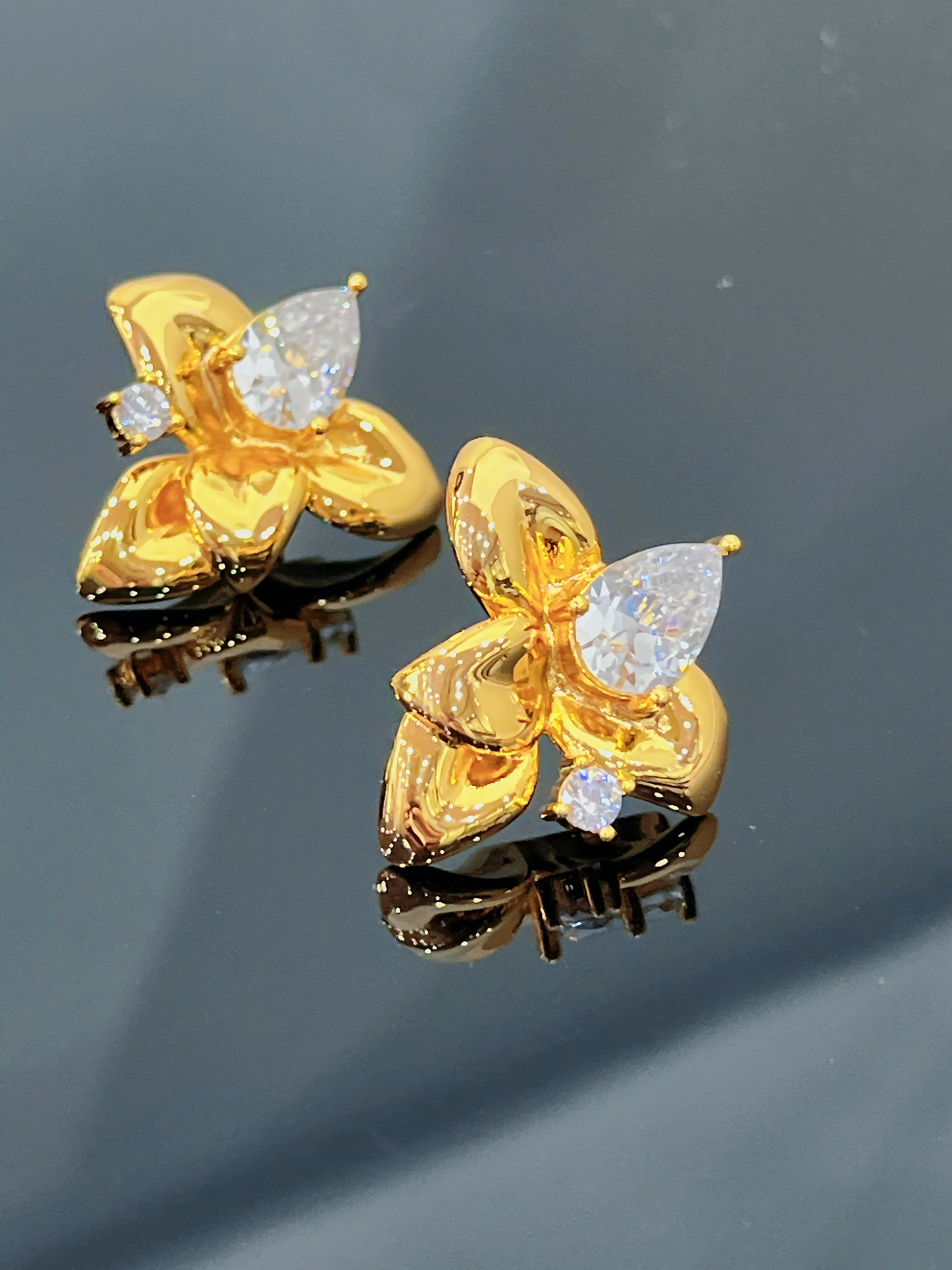 

Cross-border Exquisite Camellia Earrings with Zirconia Niche-Chic Commuter Essentials Versatile Jewelry Direct Sales & Wholesale