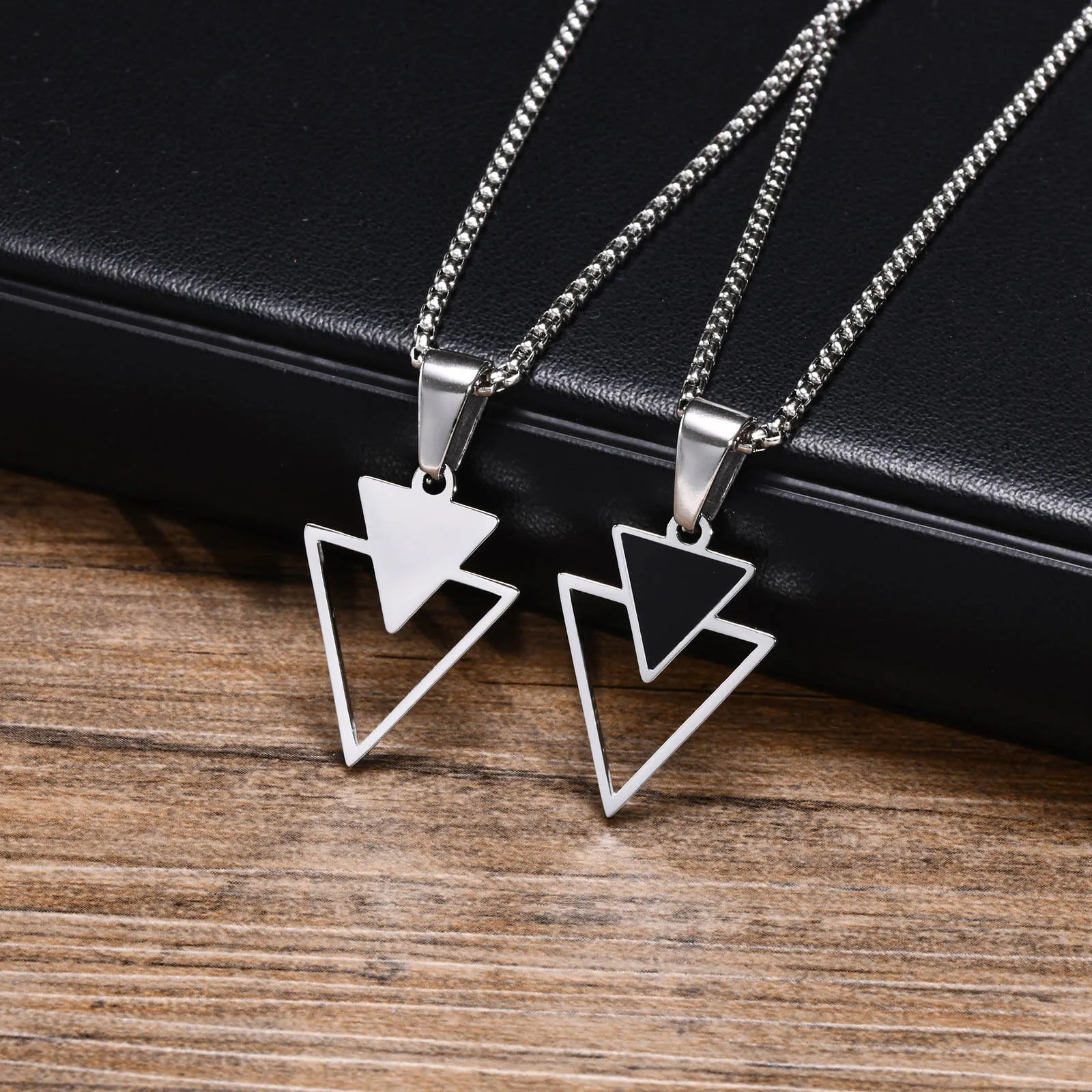 Herren Dreieck Anhänger Halskette für Jungen, wasserdichte Edelstahl neue Mode hohlen geometrischen Kragen männliche Geschenke Schmuck – Detail 3