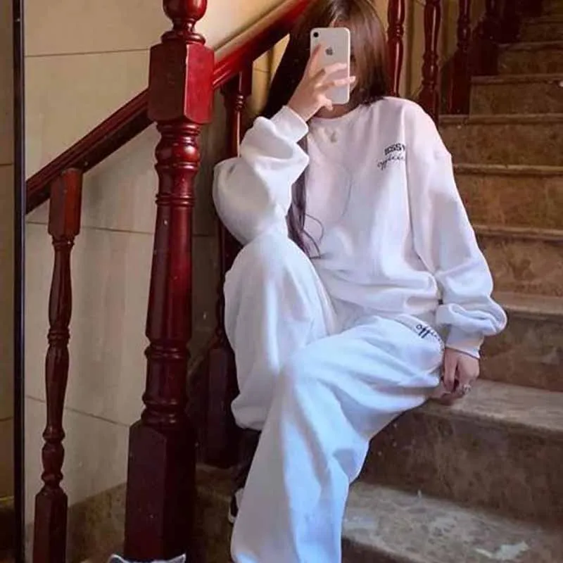 ชุดกีฬาแฟชั่นสำหรับผู้ชาย ไซส์ใหญ่ เสื้อสเวตเตอร์และกางเกงขายาว แขนยาว สำหรับฤดูใบไม้ร่วงและฤดูหนาว สวมใส่สบาย ผลิตจากเส้นใยโพลีเอสเตอร์