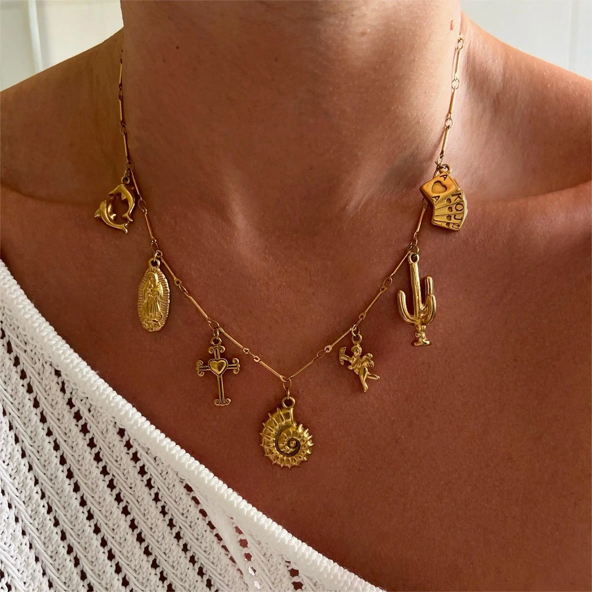 繊細な太陽月星クロス邪眼マルチシンボルペンダントネックレス1 - Charm Necklace Dainty のレビューと価格