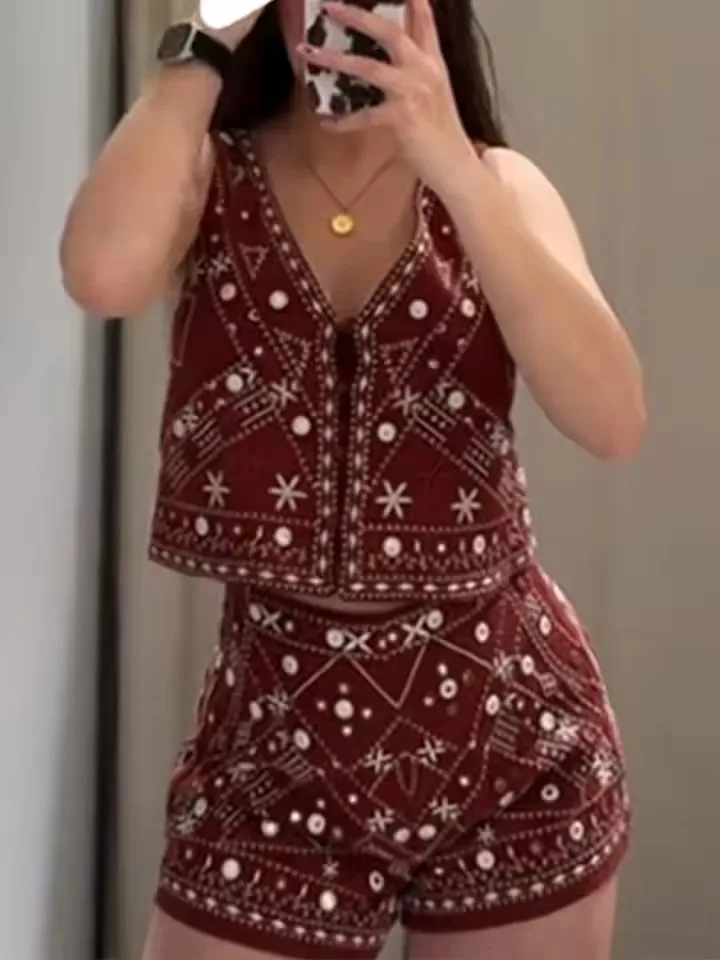 

Модный женский костюм-двойка с вышивкой и узлами: топ без рукавов с V-образным вырезом и укороченные брюки, летний повседневный комплект 2026