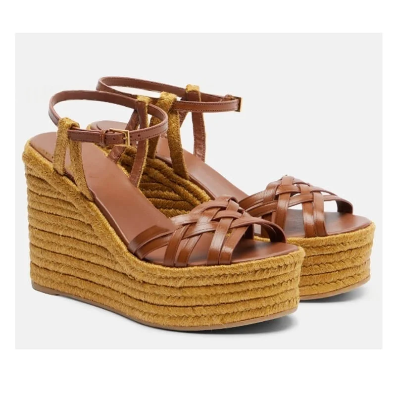 

Женские сандалии 2026 года в европейском и американском стиле, летние, с плетеным верхом, на платформе, с высоким каблуком, с вырезами, с ремешком на пряжке