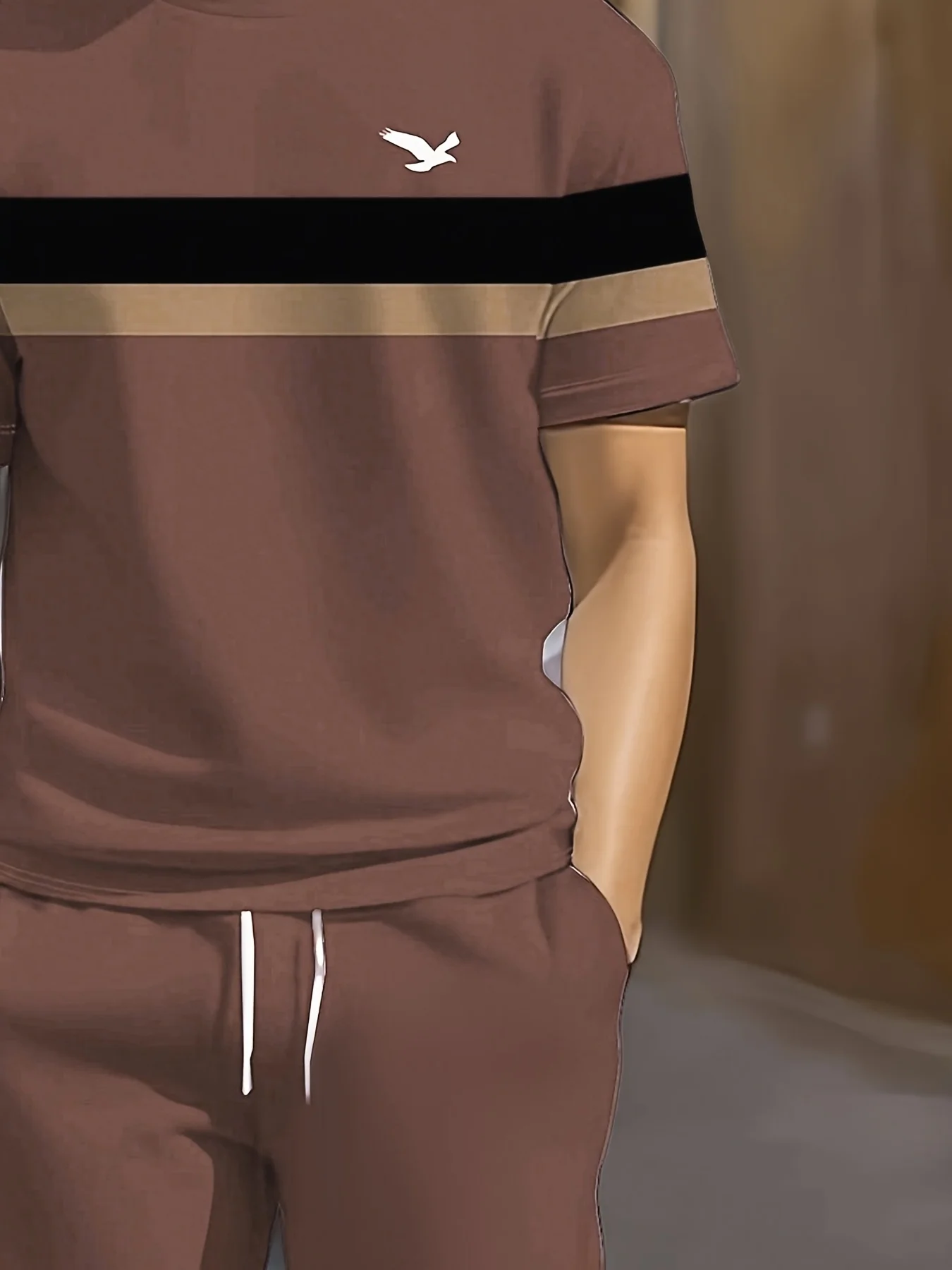 المجموعة الرجالية الجديدة لصيف 2025 تتميز بطبعات مخططة ثلاثية الأبعاد وهي ملابس رياضية خارجية غير رسمية وعصرية