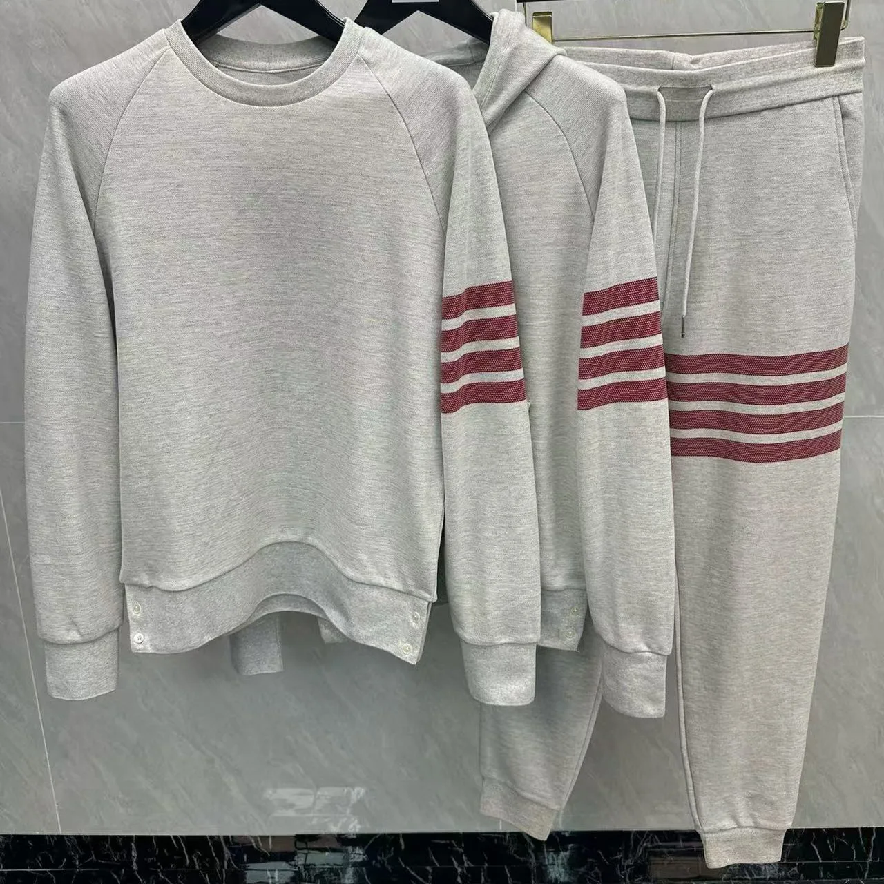 

Высококачественный повседневный комплект унисекс: худи на молнии с капюшоном и длинные брюки из хлопковой ткани с вышивкой и цветными вставками