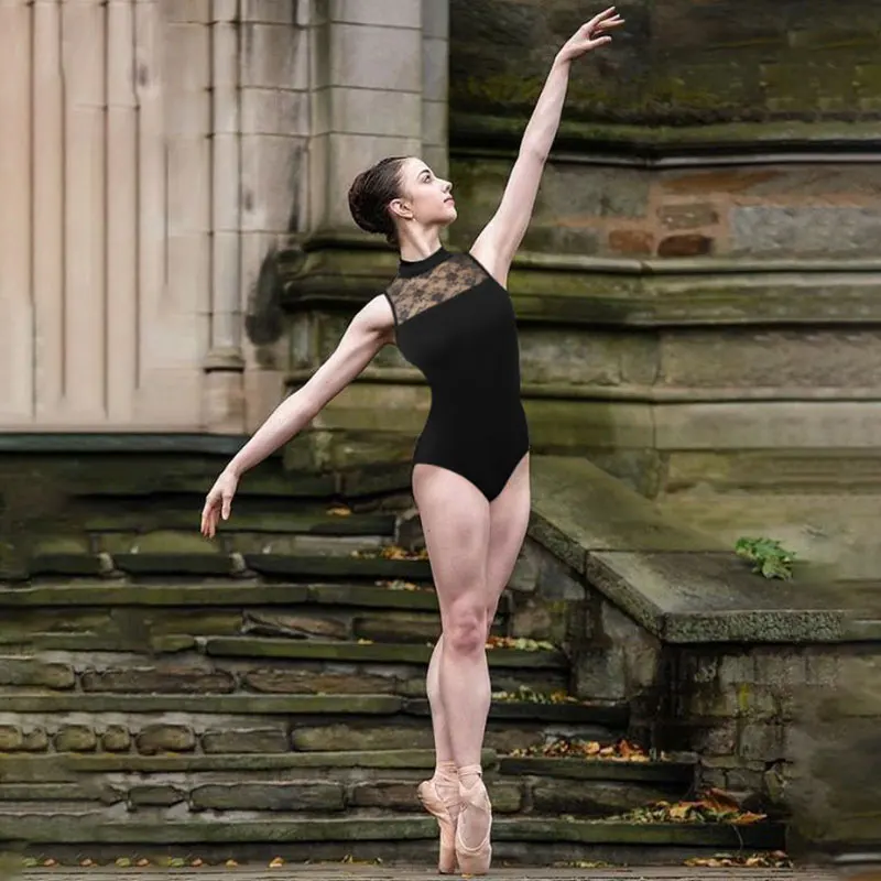 بدلة نسائية سوداء بياقة مدورة ، ملابس رقص باليه ، ربط دانتيل متين ، ظهر كبير بيضاوي الشكل ، ملابس باليه