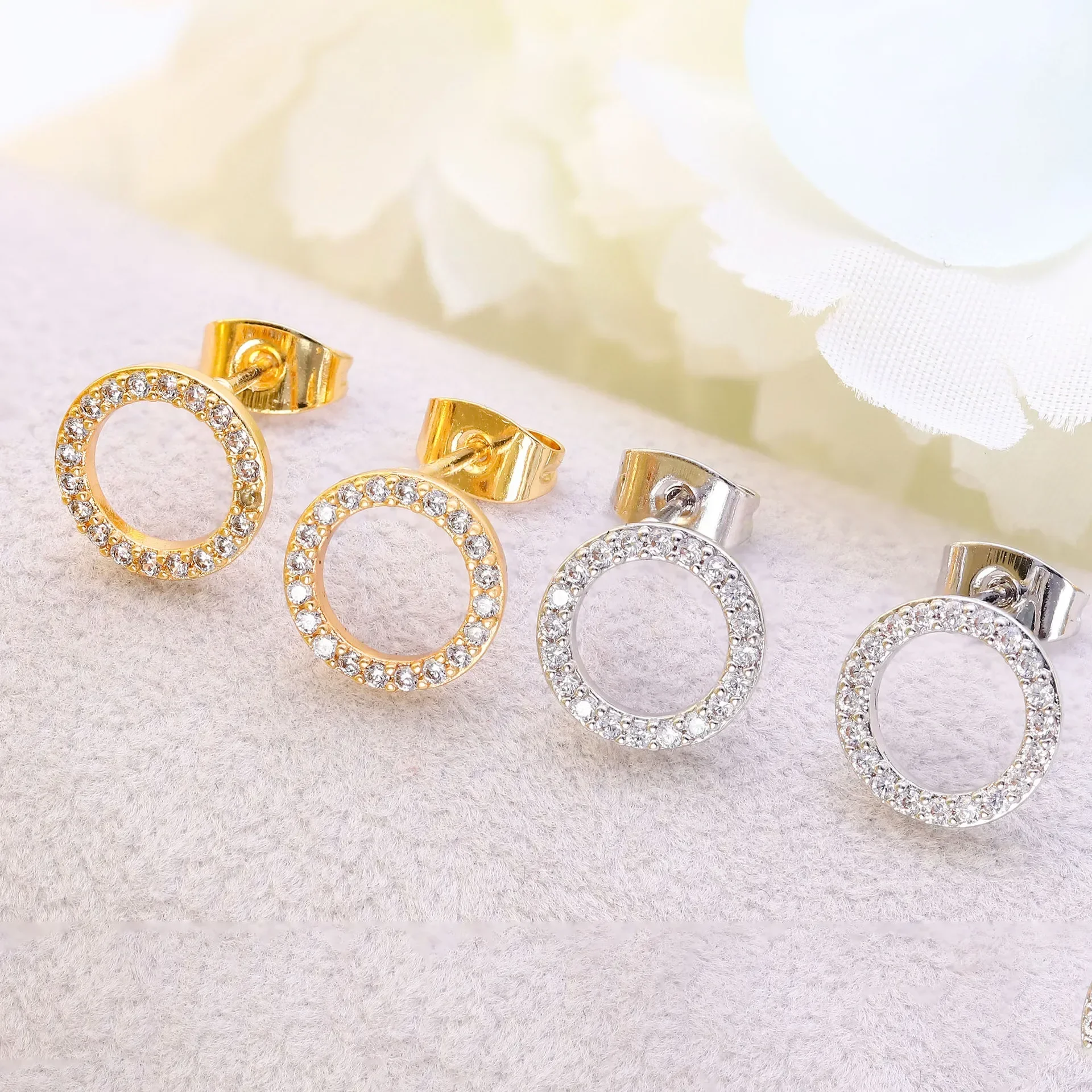 New Delicate Small Circle Stud Earrings for Women Gold Color Crystal Minimalist Korean Party Summer Fashion Jewelry Accessories