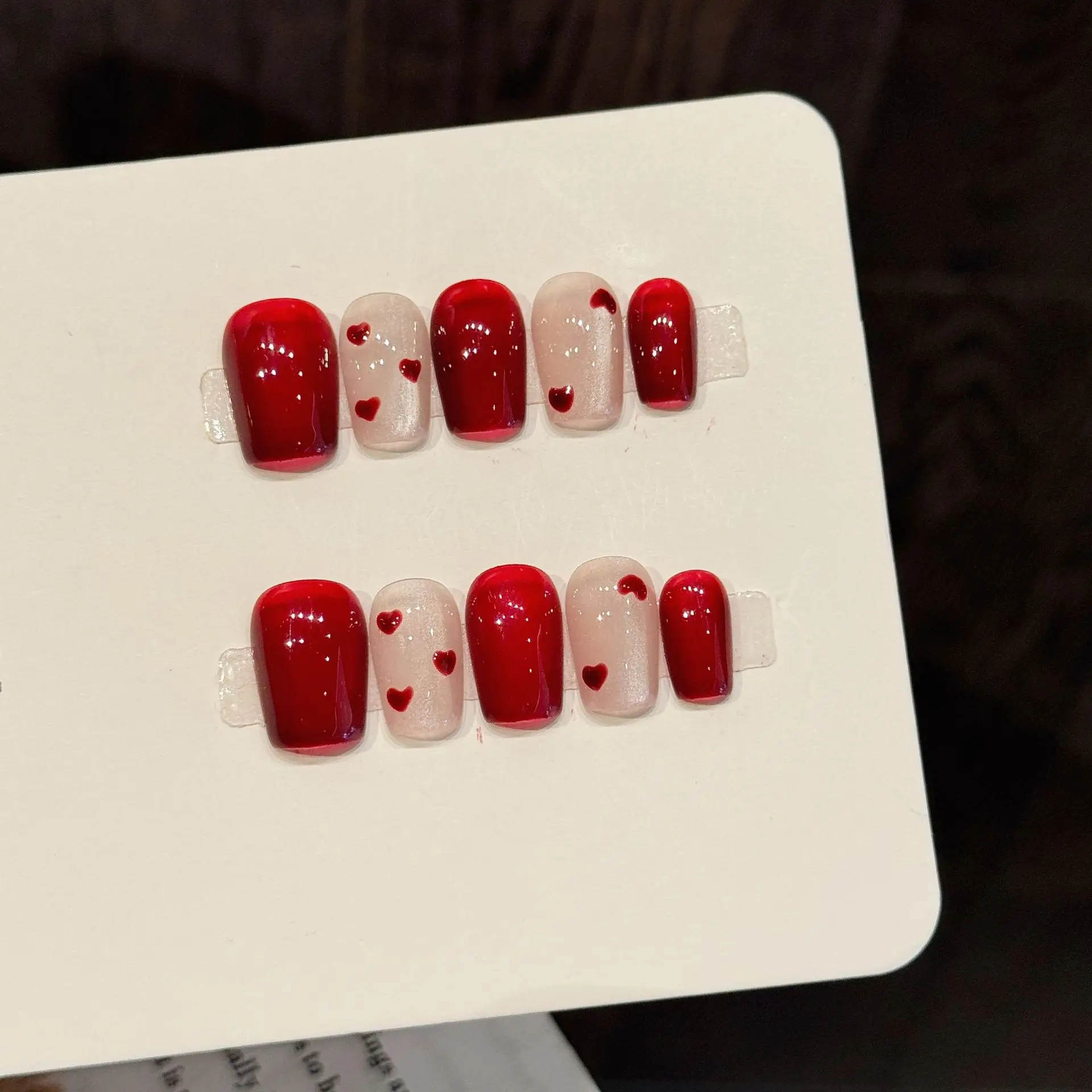 10 Stück reine handgepresste kurze Sargnägel, schöne künstliche Nägel, rote und rosa Katzenaugen mit warmem Liebesgefühl, geeignet für Frauen