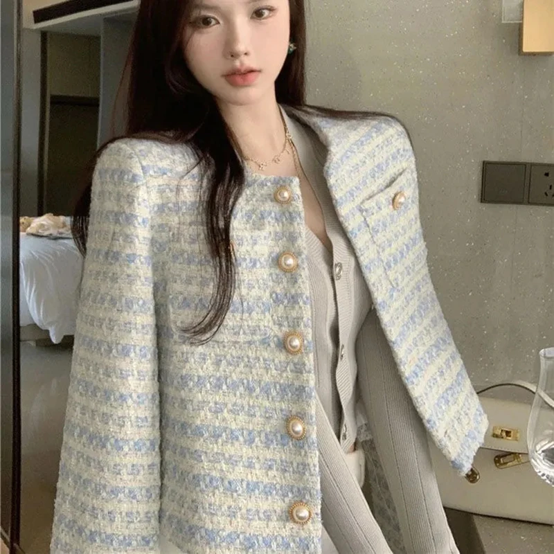 Abrigo de Tweed azul para mujer, Chaqueta corta con hebilla de perla y cuello redondo, elegante, ropa francesa de lujo, otoño e invierno, 2024