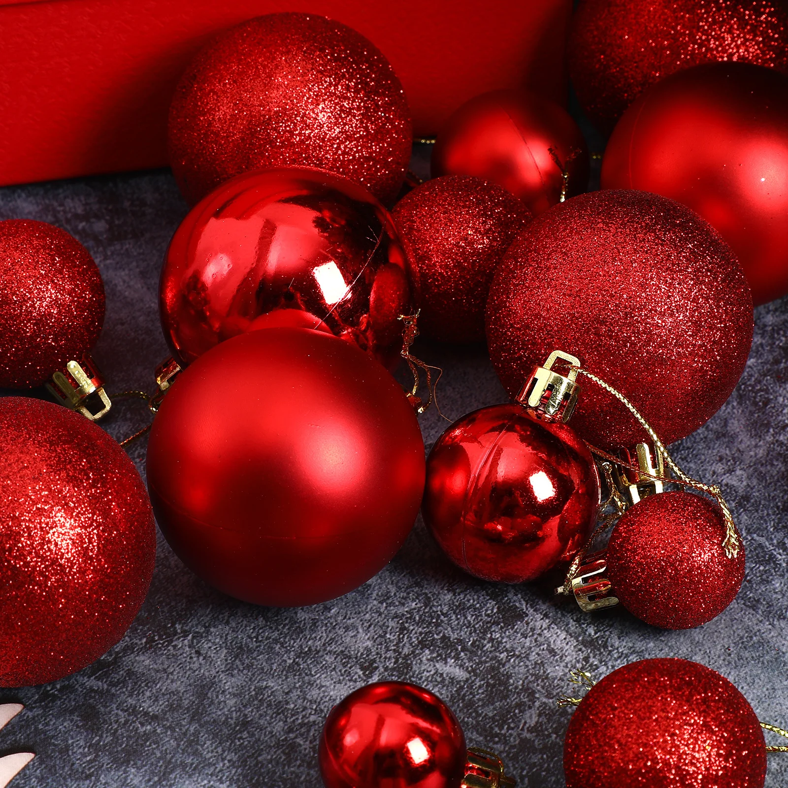 

100Pcs Christmas Balls Ornaments Exquisite Hollow Design Lightweight Christmas Tree Decorations Xmas Tree Ornaments Xmas Decor