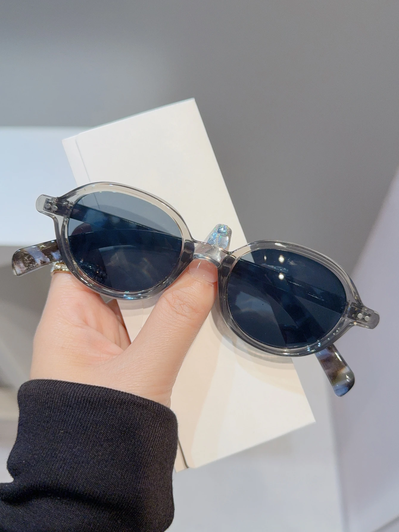 Modische Kunststoffbrille mit rundem Rahmen, Unisex, geeignet für Urlaubsreisen, Partys, Straßenfotografie, um Sie jünger und stylischer auszusehen.