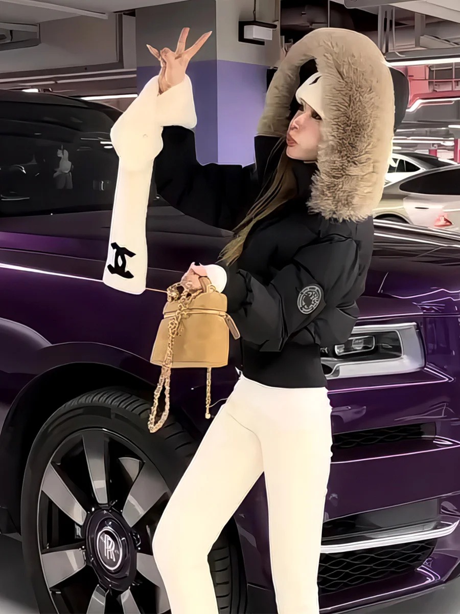 

Женская короткая пуховая куртка с меховым воротником, утепленная, теплая, приталенная, зимняя, на утином пуху, с капюшоном, в повседневном стиле, с карманами на молнии