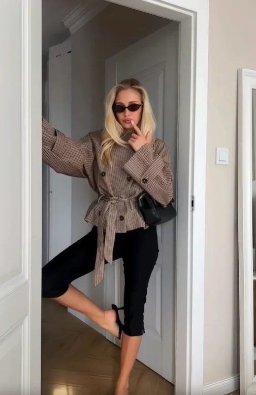 Klassischer karierter kurzer Trenchcoat für Damen, schickes Revers, zweireihig, mit Taillengürtel, langen Ärmeln, Herbst-Windbreaker-Oberbekleidung – Detail 18