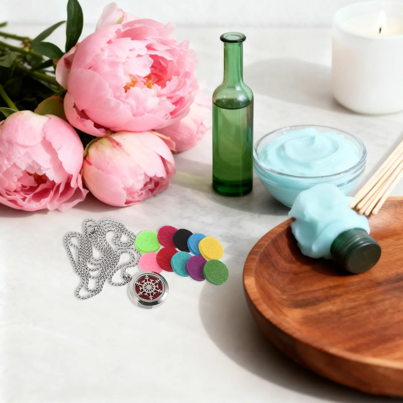 

Hollow Snowflake Aromatherapy Diffuser Necklace for Essential Oils Portable Wearable Scent Jewelry Women Men Personal Fragrance