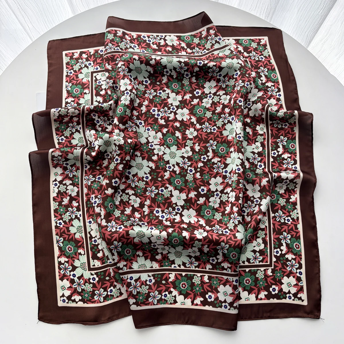 Eleganter Blumen-Damenschal Seidenimitat Halstücher Foulard Bandana Hijab Haarbänder Quadratische Schals Wickeltücher – Detail 4