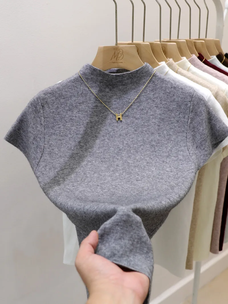 

Однотонный простой серый вязаный свитер с короткими рукавами и полувысоким воротником для женщин, ранняя осень 2025 года, повседневный облегающий базовый топ