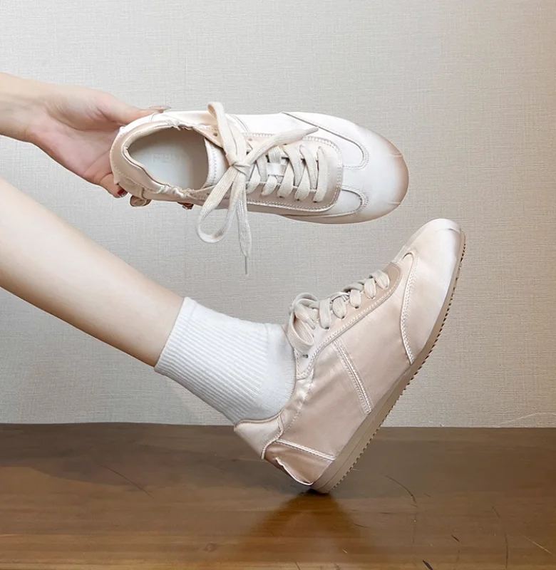 حذاء حريري إسباني أبيض للنساء ذو قاع مسطح حذاء تدريب ألماني كاجوال حذاء رياضي كاجوال