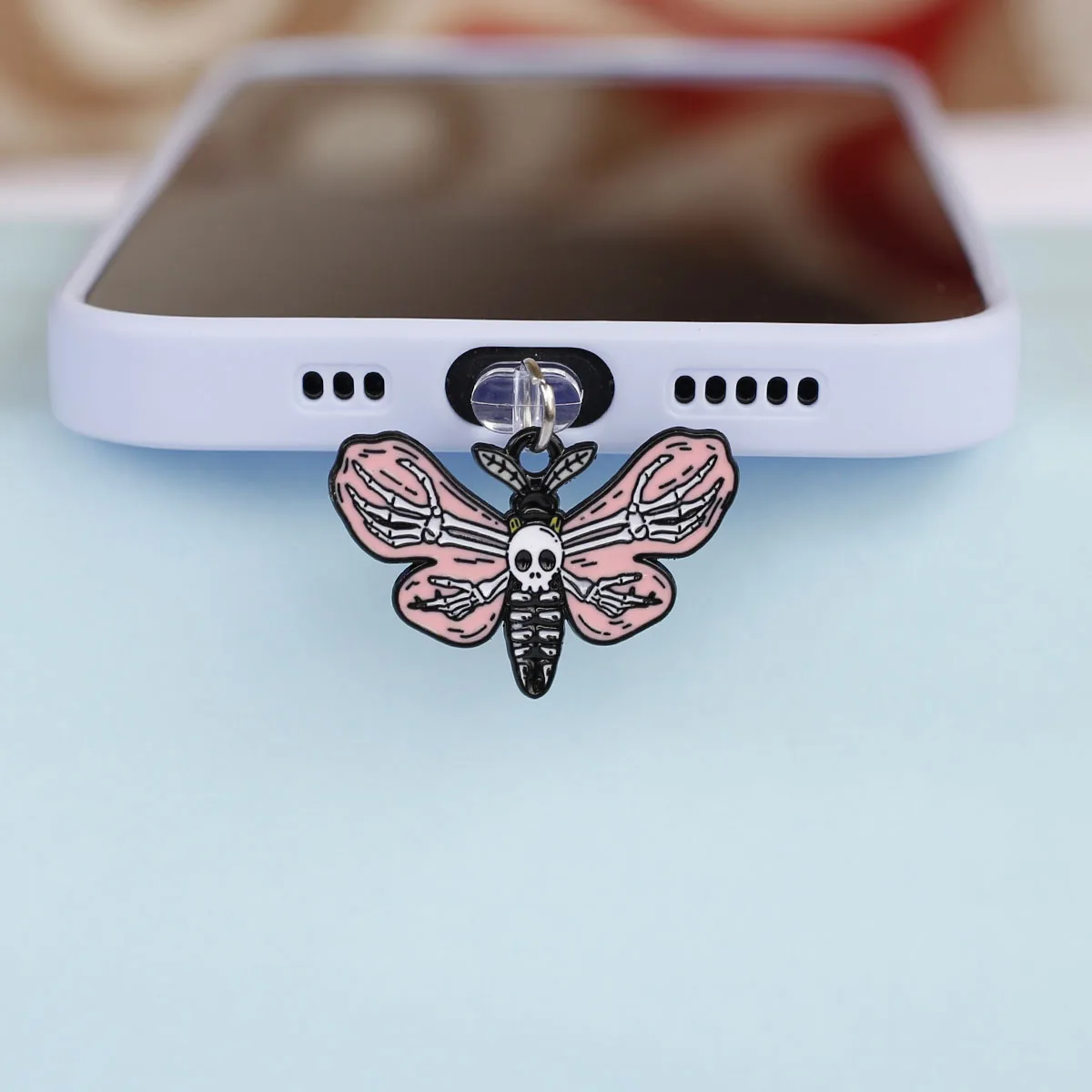 1 Stück Totenkopf-Schmetterlingsflügel-förmiger Staubschutz-Anhänger für iPhone und Type-C Ladeanschluss – Zubehör und Dekoration – Detail 5