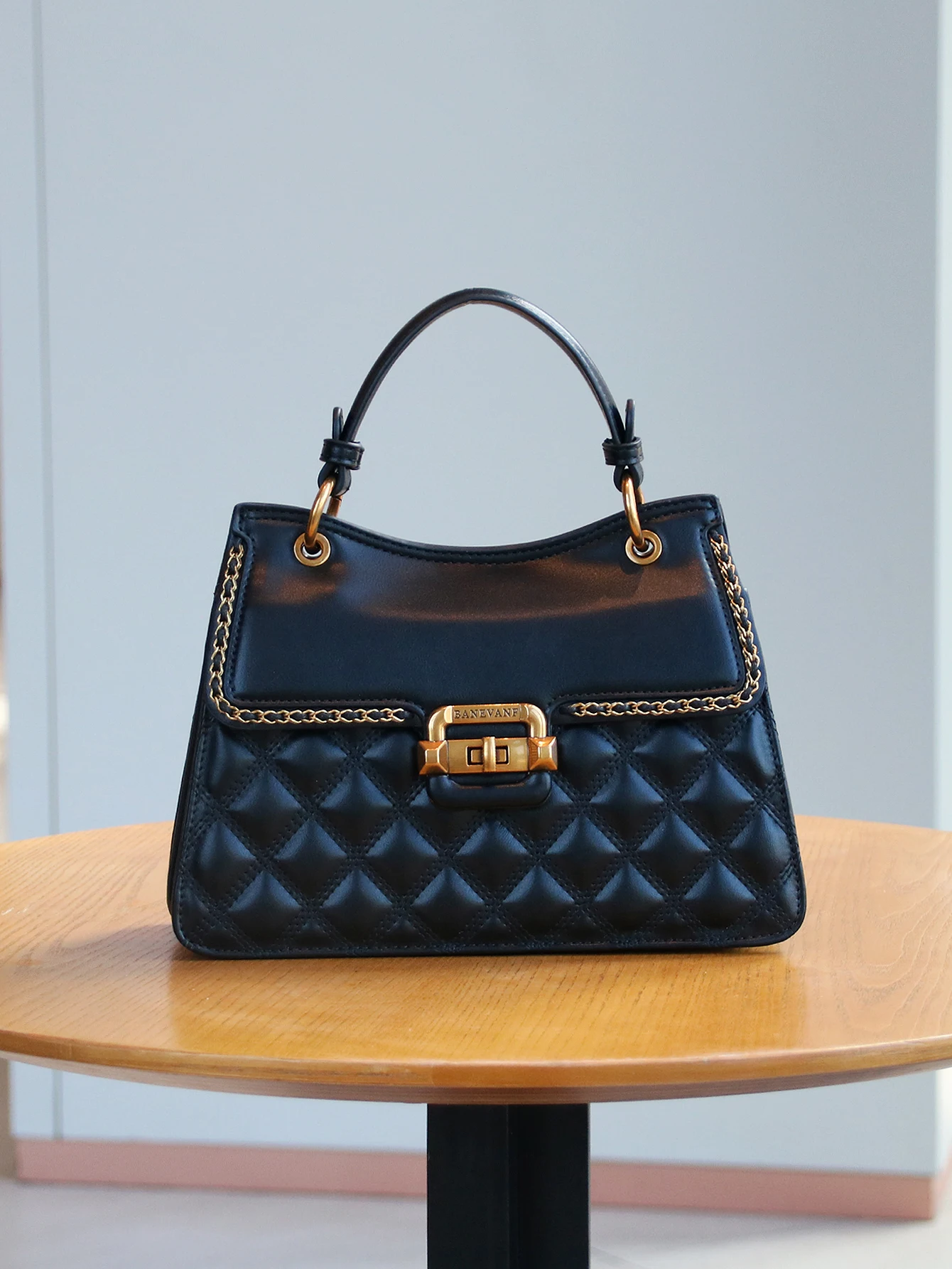 

Fashionable and elegant ladies' handbags in autumn 2025, the new high-grade sense of rhombic niche design temperament commuter h