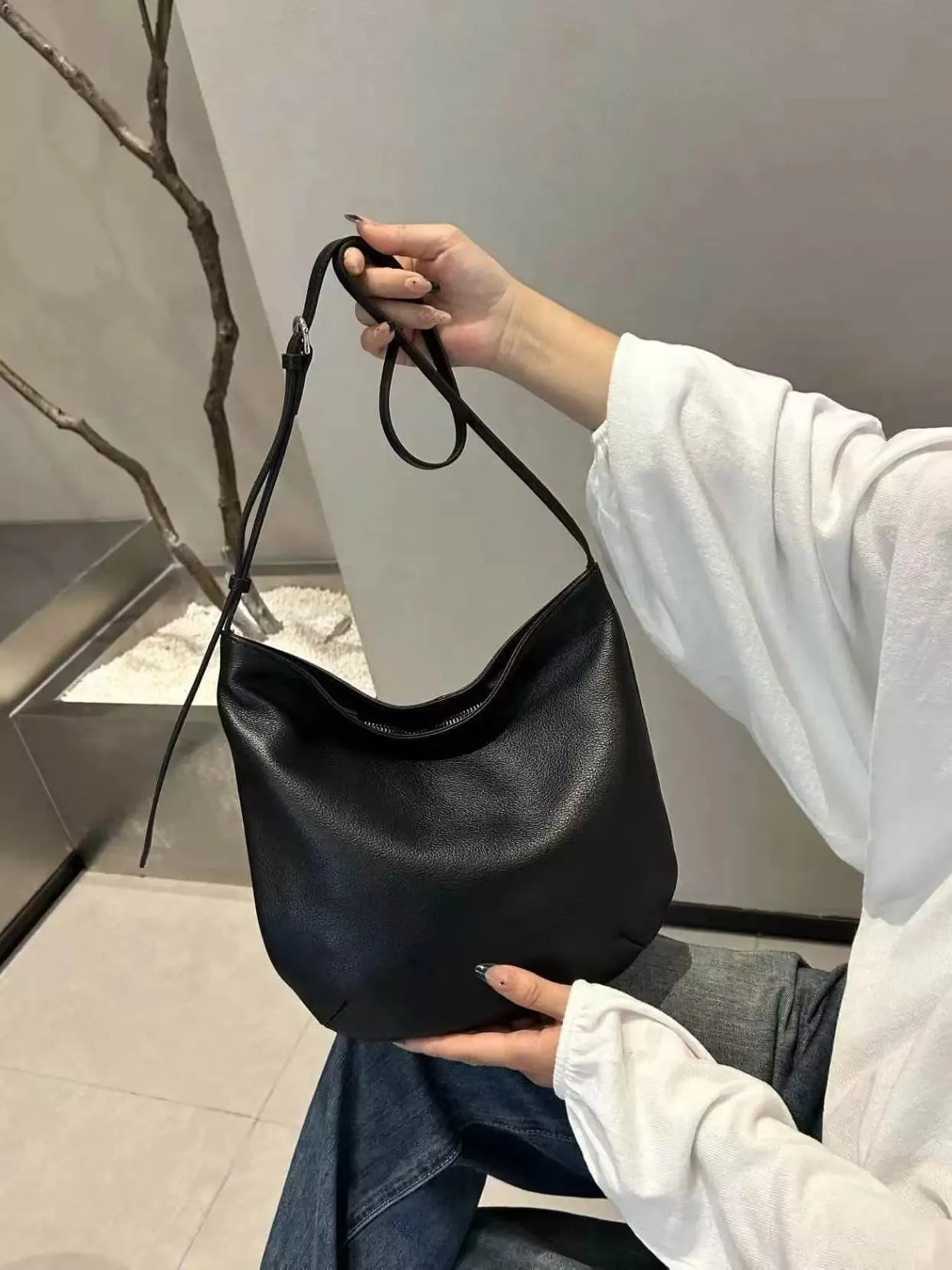 

Korean style niche fashion top-grain cowhide single shoulder bag for women, light luxury, versatile, large capacity,underarm bag