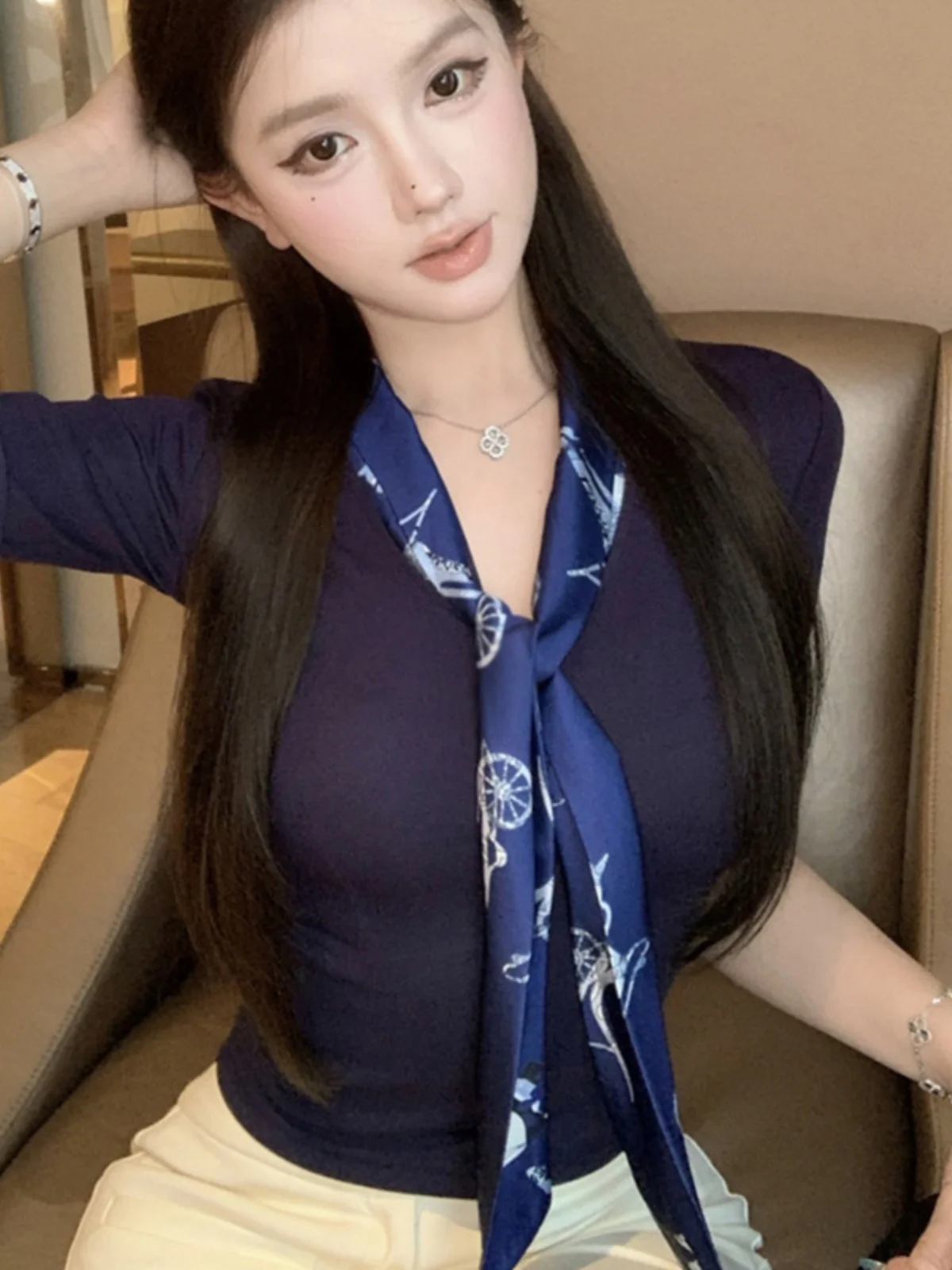 Sexy V-Ne-T-Shirt mit Schal, eng anliegend, Sve, koreanisches Sle-Pendler-Jugendmuster, reine Farbe, Sommer-Top für Damen