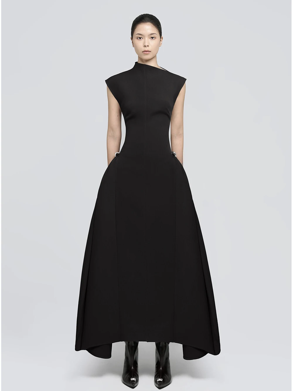 أزياء جديدة متخصصة غير متناظرة شبه عالية الرقبة بلا أكمام ألف خط فستان متوسط الطول للولائم والحفلات