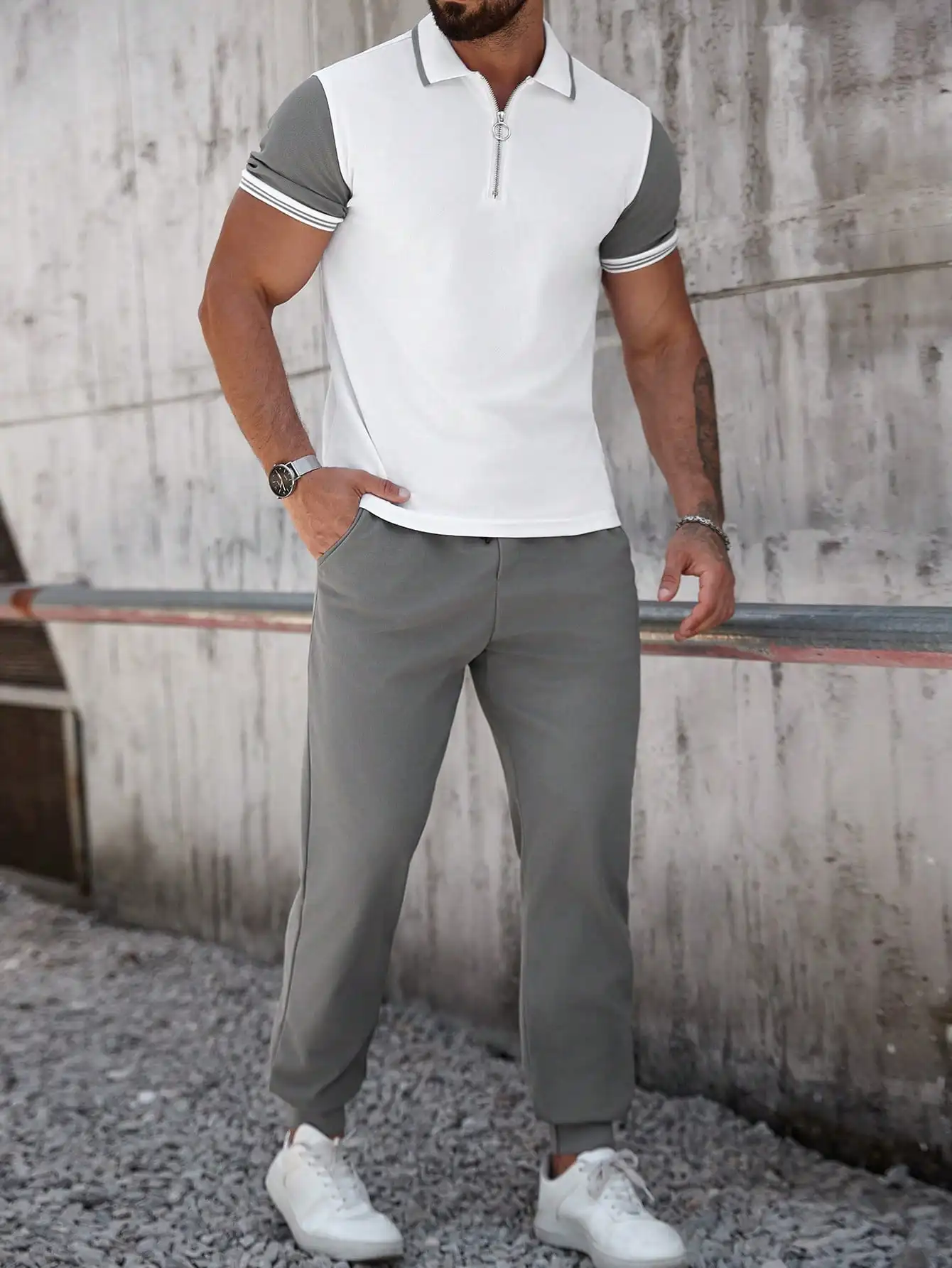 

Мужской комплект: бело-серая рубашка-поло с коротким рукавом на молнии и однотонные брюки