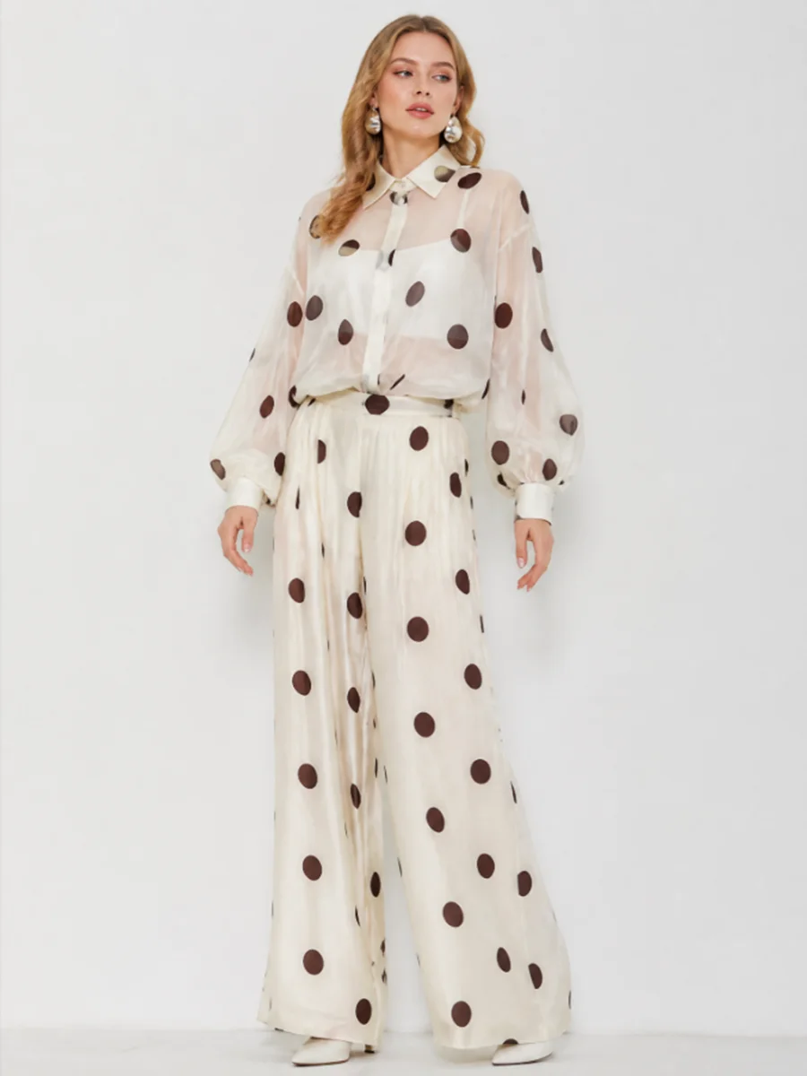 Conjunto de Dos Piezas LIMO: Camisa Transparente con Estampado de Lunares y Pantalones Anchos de Pierna Larga con Solapa y Manga Larga