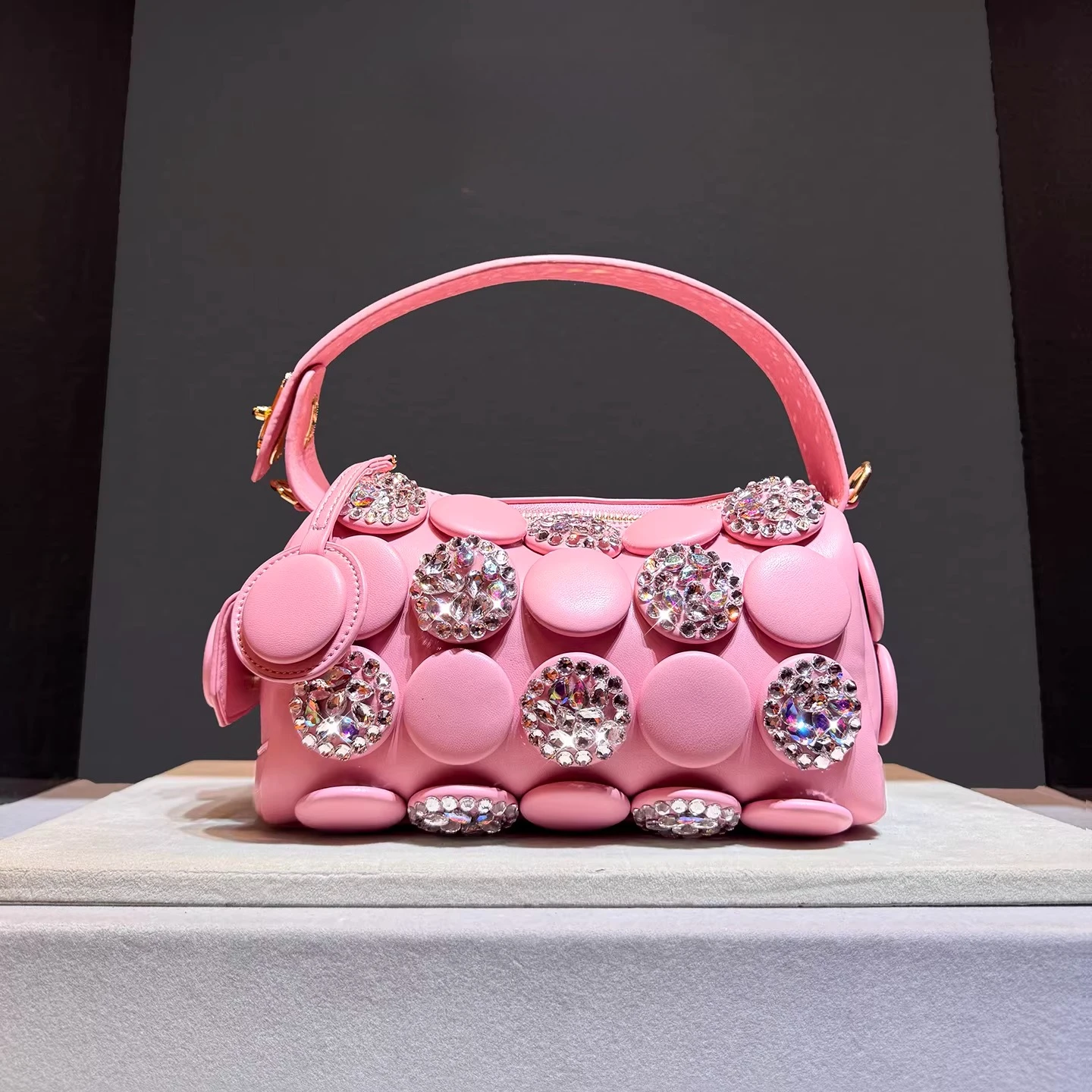 sacs-a-main-et-sacs-bandouliere-de-createur-pour-femme-nouvelle-collection-printemps-Ete-2026-modele-seau-orne-de-diamants