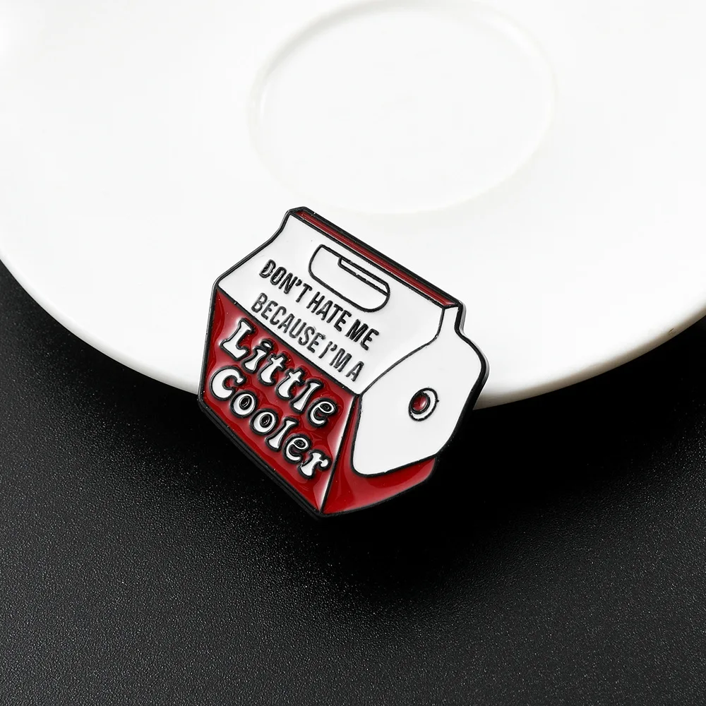 Zabawna broszka emaliowana w kształcie pudełka od mleka z kreskówki, przypinka do klapy, metalowa ozdoba do plecaka, czapki, odzieży, biżuteria, prezent dla przyjaciół