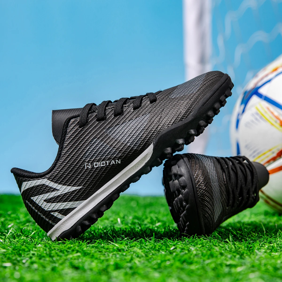 

Professional football shoes are lightweight, breathable, TF nail breaking, suitable for all seasons of outdoor football