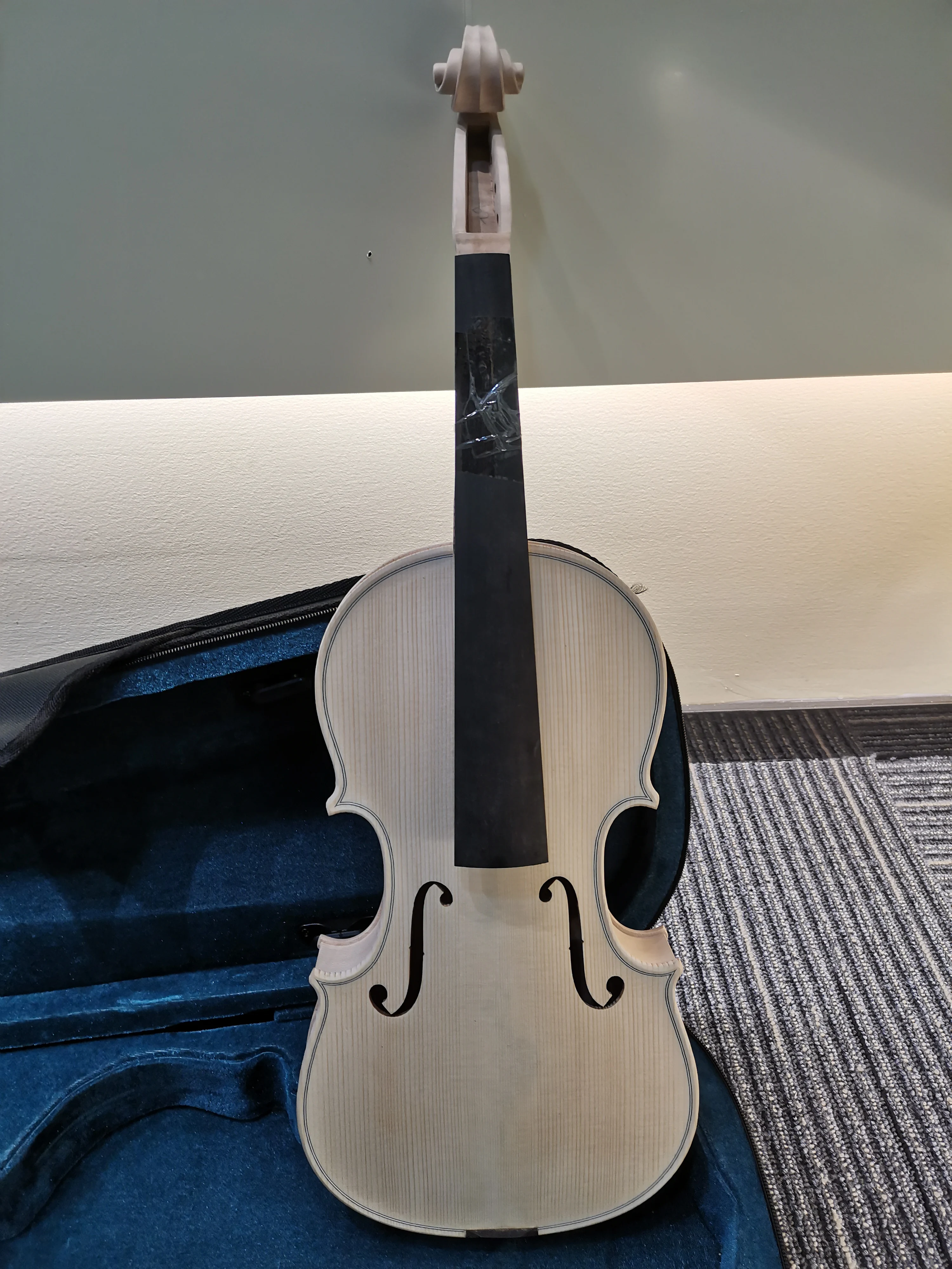 4/4 ebony flat button white embryo violin with case and bow, physical pictures available in stock.