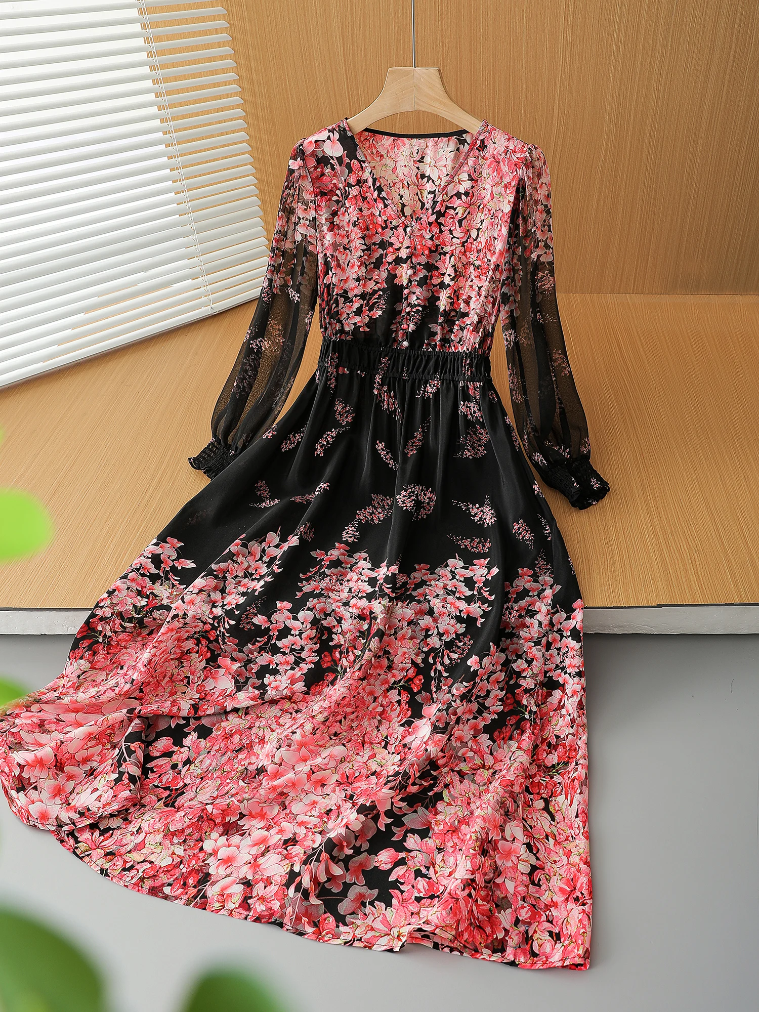 

New Silk Double Crepe V-neck Printed Waist slimming Long sleeved Dress LY8945