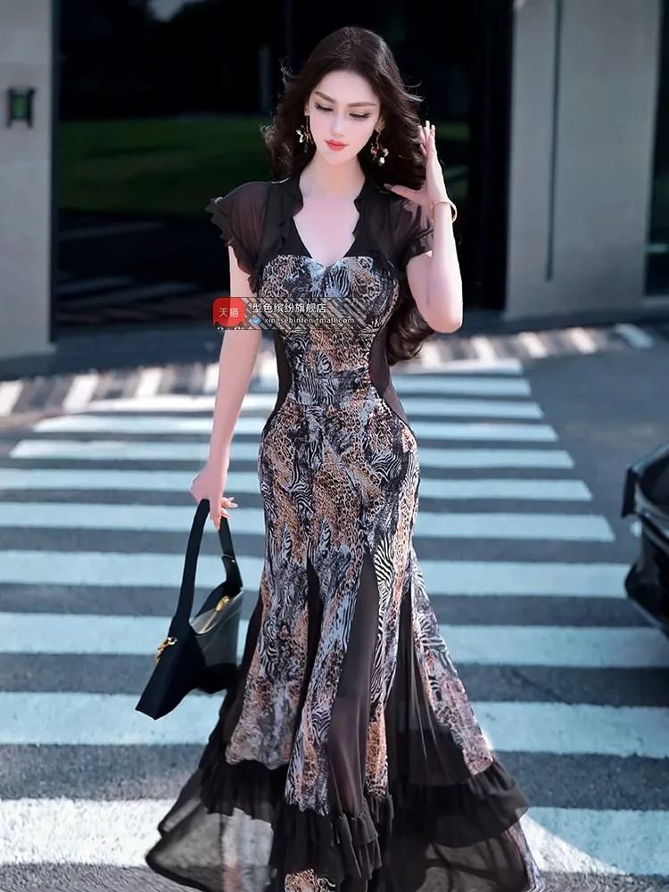 

A new short-sleeved knee-length dress with unique mesh print and fishtail splicing design