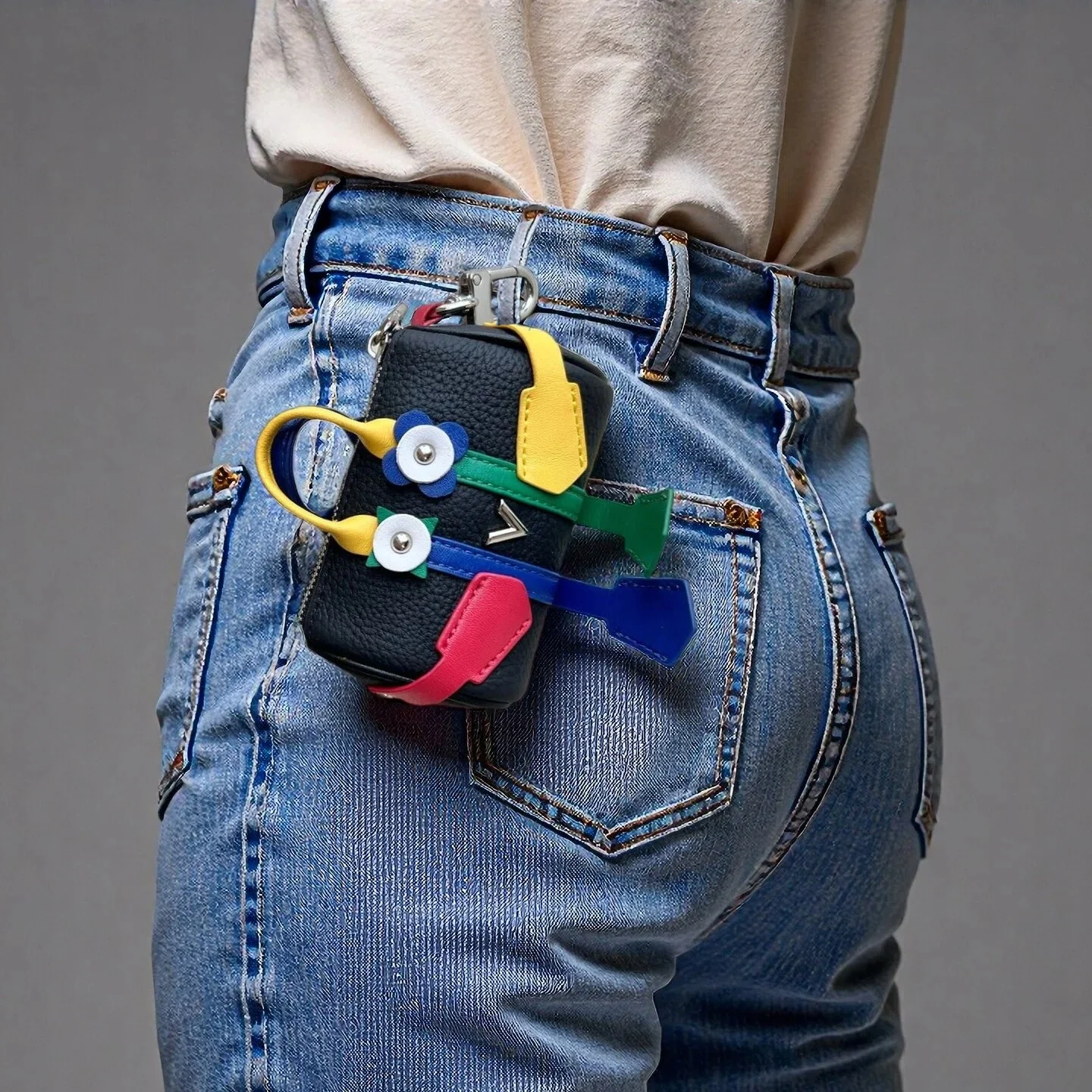 レディース ミニクロスボディバッグ 本革ポーチバッグ チャーム付き ジッパー開閉 スリムデザイン 口紅ポーチバッグ 女性へのギフト