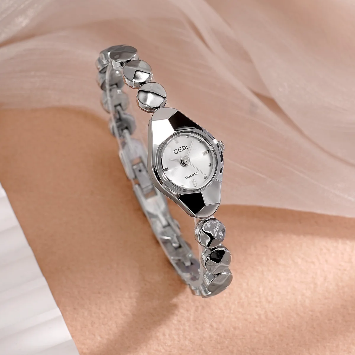 Exquisite small round dial fashionable high-end versatile bracelet watch waterproof ladies quartz watch
