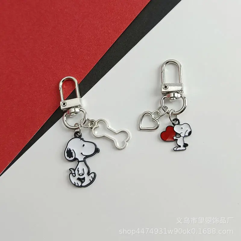 Lindo llavero metálico de Snoopy con colgante esmaltado para mujer, regalo a juego para parejas, dije para mochila o bolso, recuerdo, recuerdo de boda, regalo.