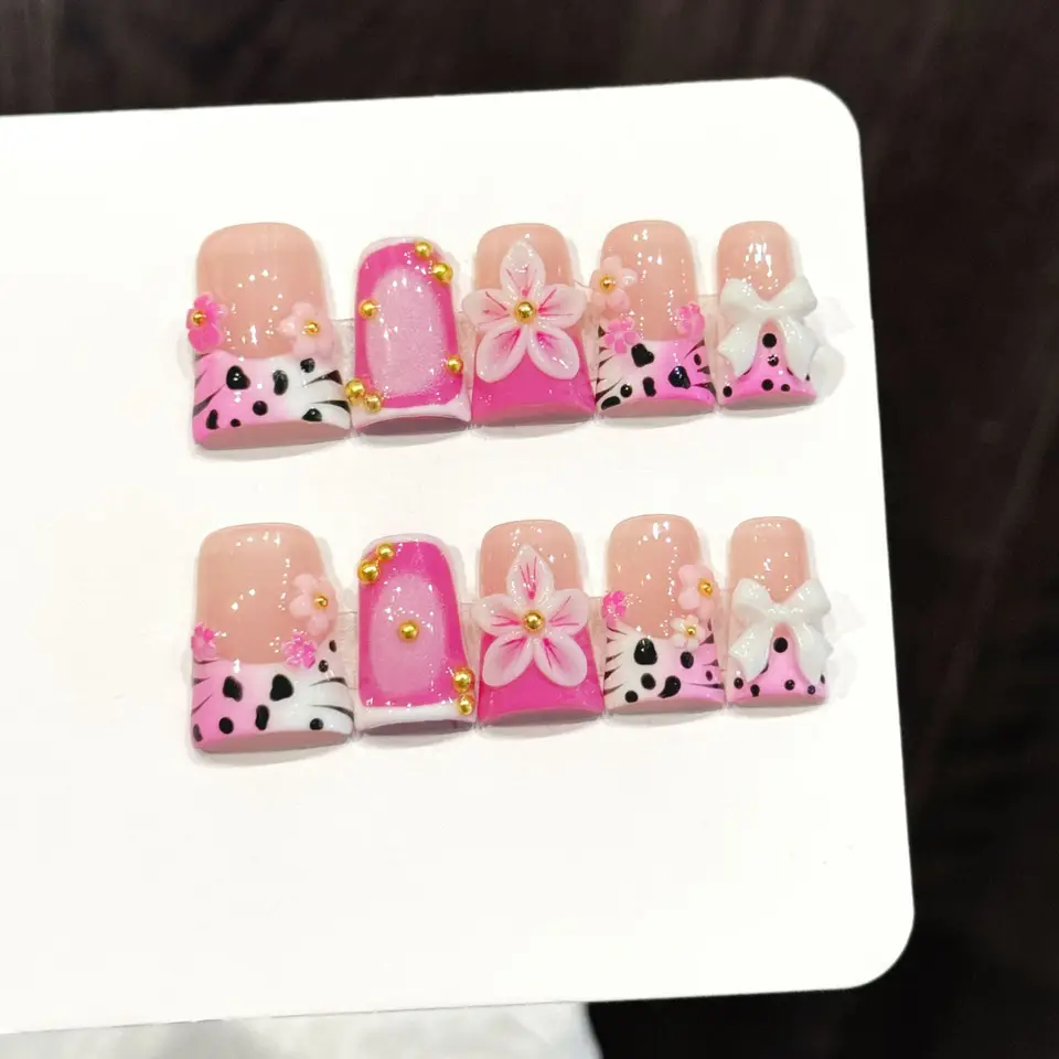 Set de 10 uñas postizas cortas en forma de pico de pato con mariposa y flor 3D, punta francesa rosa, perlas y corazones 2