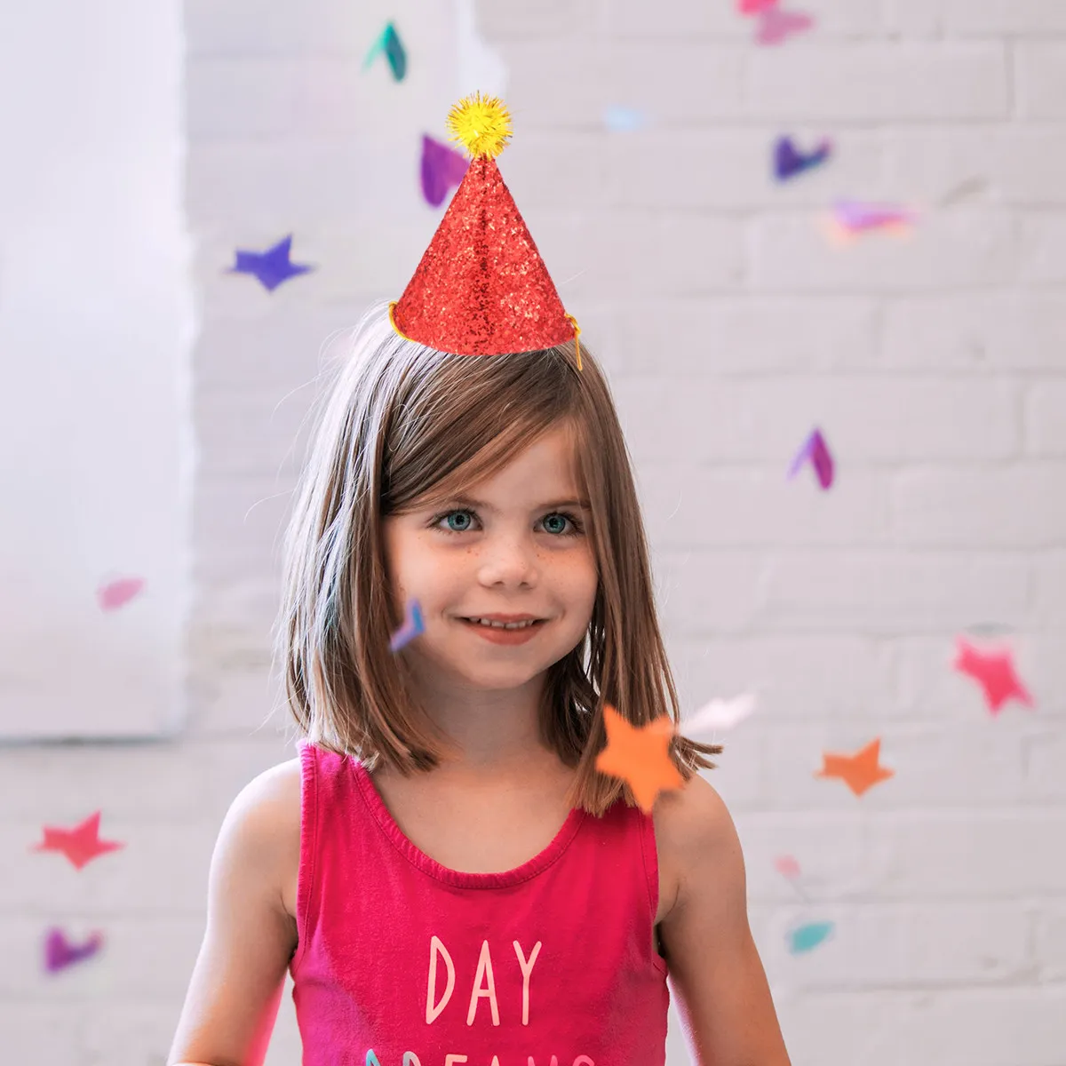 

2 шт. блестящие праздничные колпаки с милым конусным дизайном для детей, подарок на вечеринку, с эластичным ремешком на подбородок, аксессуар для празднования, красные