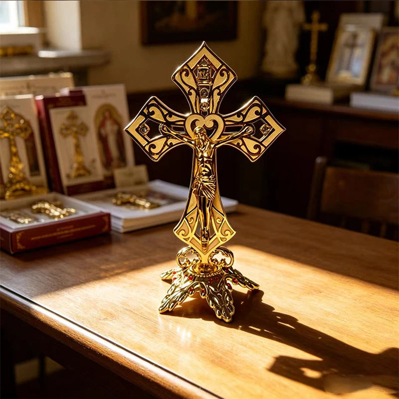 Neues handgefertigtes 19 cm großes, vergoldetes stehendes Kruzifix mit Lochmuster und Strasssteinen für die katholische Altar-Gebetsdekoration im Haus. – Detail 1
